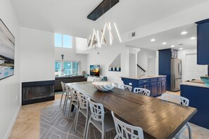 Byhus - flere senge (Portside Villas unit 6) | Spiseområde