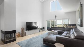 Nhà, nhiều giường (Portside Villas unit 6) | Khu phòng khách | TV