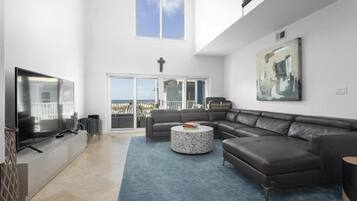 Nhà, nhiều giường (Portside Villas unit 6) | Khu phòng khách | TV