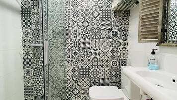 Dusche, kostenlose Toilettenartikel, Haartrockner, Handtücher