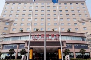 A multi-story hotel with a curved facade, large windows, and a prominent entrance. - Yunshuijian Hotel (Jiaozuo)