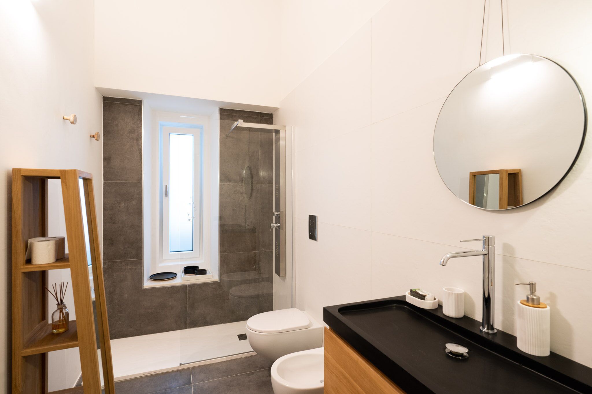 Une salle de bain moderne équipée d’une douche, de toilettes et d’un lavabo.