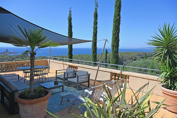 تناول الطعام بالخارج