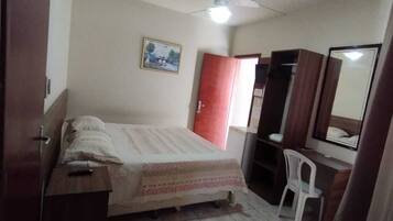 Habitación doble estándar, 1 cama matrimonial, para no fumadores | Escritorio, espacio para trabajar con laptop y wifi gratis
