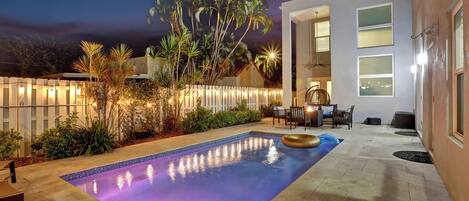 Una piscina al aire libre