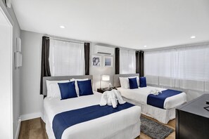 Family House (3 Bedrooms) | Interior - Private Pool 3BR With Lakefront View (Hollywood)