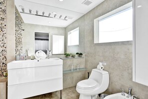 Family House (3 Bedrooms) | Interior - Private Pool 3BR With Lakefront View (Hollywood)