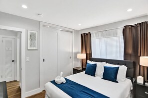 Family House (3 Bedrooms) | Interior - Private Pool 3BR With Lakefront View (Hollywood)