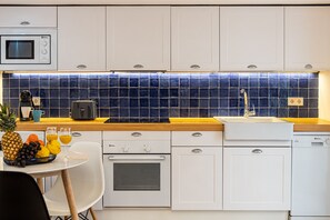Fridge, microwave, oven, dishwasher - Waou Madrid Centro II - Alquiler Corta Duración (Madrid)