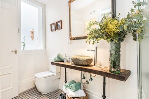 Suihku, hiustenkuivaaja, pyyhkeet
