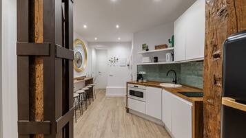 Fridge, microwave, oven, coffee/tea maker