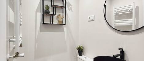 Shower, hair dryer, towels