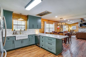 Fridge, microwave, oven, stovetop - Granbury Home w/ Waterfront Deck: 5 Mi to Downtown (Granbury)