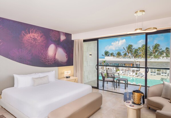 Beloved Pool View Jacuzzi Suite | Vista do quarto