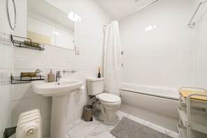 Toallas, jabón, papel de baño 