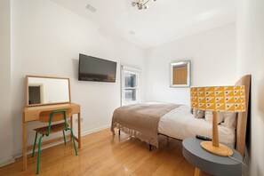 1 habitación, tabla de planchar con plancha y ropa de cama 