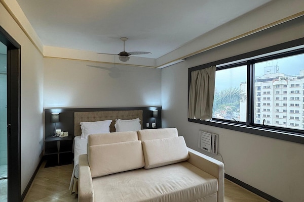 Cortinas blackout, wifi gratis y ropa de cama