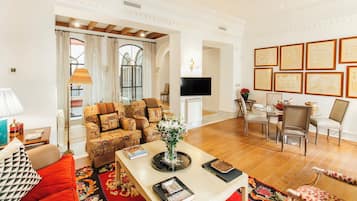 Apartamento luxo, 3 quartos, para não fumantes | Área de estar | TV