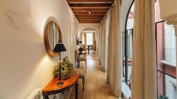 Apartamento Deluxe, 3 habitaciones, no fumadores | Zona de estar | Una televisión