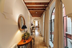 Deluxe appartement, 3 slaapkamers, niet-roken | Woonruimte | Televisie