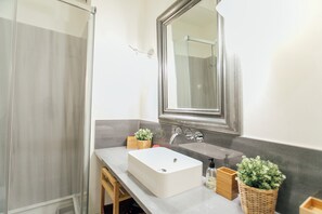 Deluxe Apartment, 3 Bedrooms, Non Smoking | Bathroom | Hair dryer, towels, soap, shampoo - Casa Patio Siglo XIX (Seville)
