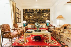 Deluxe appartement, 3 slaapkamers, niet-roken | Woonruimte | Televisie