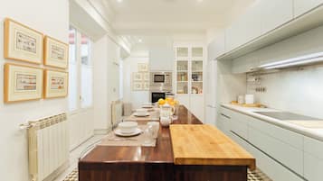 Deluxe-huoneisto, 3 makuuhuonetta, tupakointi kielletty | Yksityinen keittiö | Täysikokoinen jääkaappi, mikroaaltouuni, uuni, liesi