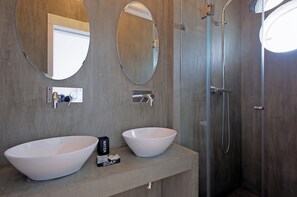 Deluxe appartement, terras, uitzicht op de stad | Badkamer | Een douche, gratis toiletartikelen, een haardroger, handdoeken