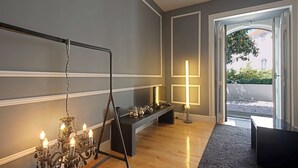 Leilighet – comfort, 2 soverom, hageutsikt, 1. etasje | Oppholdsområde | Flatskjerm-TV