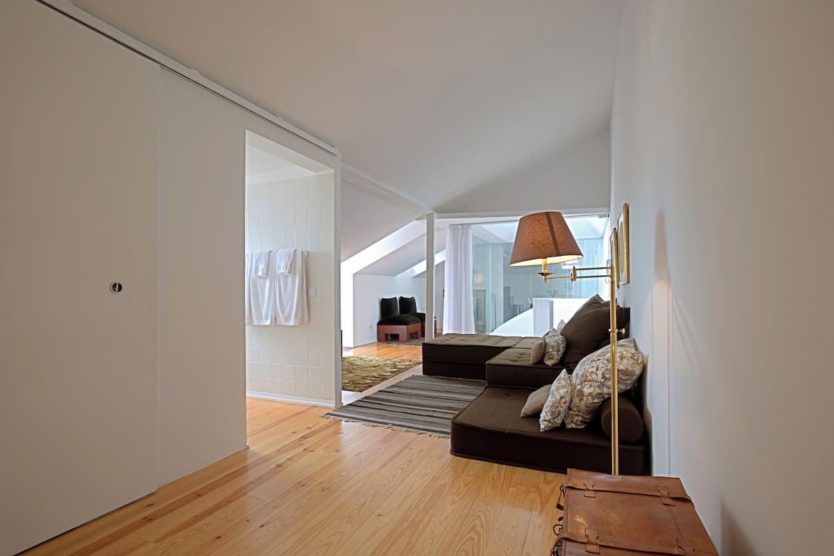 Loft panorámico, balcón, vista al río | Área de sala de estar | Televisión de pantalla plana