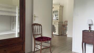 2 chambres, lit parapluie, draps fournis