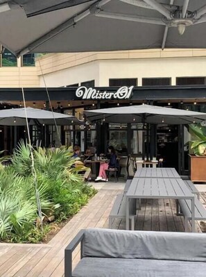 Outdoor dining - Cozy 1/1 Apartment in the heart of Coconut Grove (Miami)