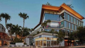 Un hotel moderno con un diseño angular distintivo, que cuenta con varios niveles y grandes ventanales.