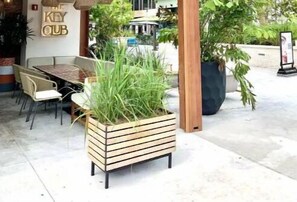Outdoor dining - The Grove 8  10 min from Beach. In the heart of Coconut Grove and CocoWalk (Miami)