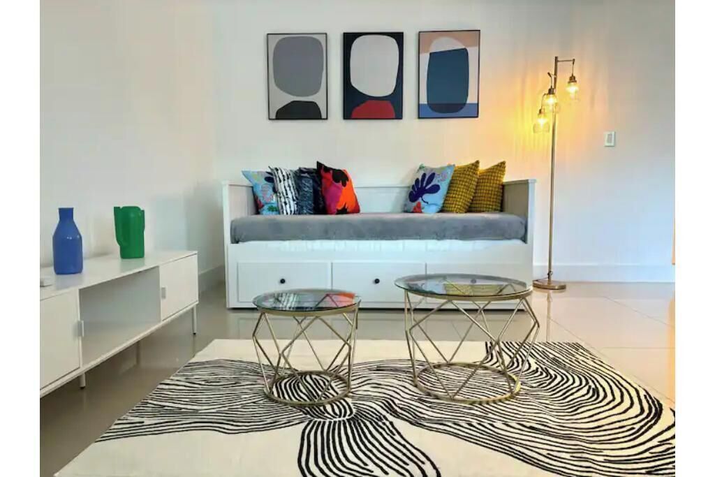 The Grove 8  10 min from Beach. In the heart of Coconut Grove and CocoWalk
