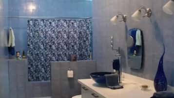 Doccia, asciugacapelli, asciugamani, sapone