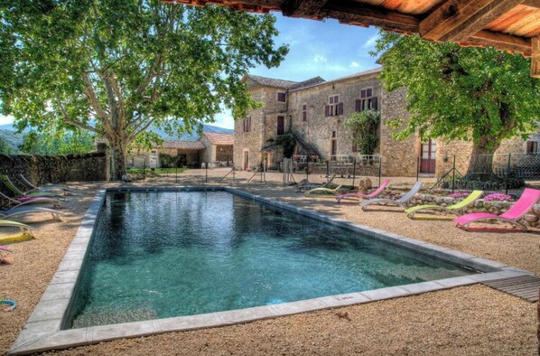 Outdoor pool - GÎTE LE LAURIER ROSE in the middle of the vineyards 10min from the center of Vallon (Vallon-Pont-d'Arc)