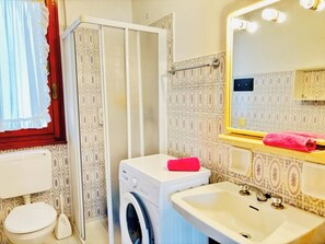 Apartment, 2 Bedrooms, Balcony | Bathroom