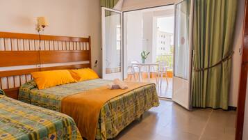 Triple with terrace | Een bureau, gratis wifi, beddengoed