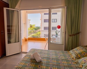 Triple with terrace | Desk, free WiFi, bed sheets - Hotel Montana by Bossh (Roses)