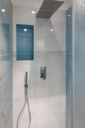 Suihku, ympäristöystävälliset hygieniatuotteet, hiustenkuivaaja, bidee