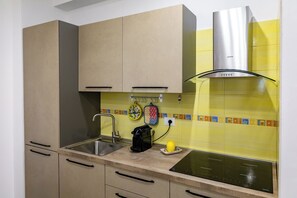 Fridge, microwave, stovetop, coffee/tea maker