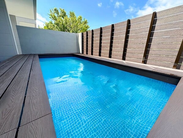 2 outdoor pools