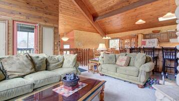 Smart TV, fireplace, stereo