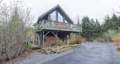 Alaskan Cabin Escape with Hot Tub!