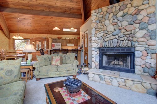 Alaskan Cabin Escape w a Hot Tub