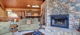 Alaskan Cabin Escape w a Hot Tub