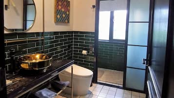 Camera familiare, vista città | Bagno accessibile ai disabili