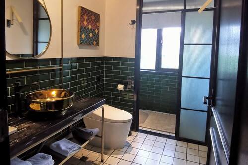Family Room, City View | Accessible bathroom