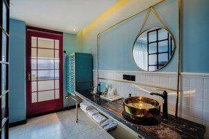 Habitación romántica | Baño | Artículos de higiene personal gratuitos, secador de pelo y zapatillas